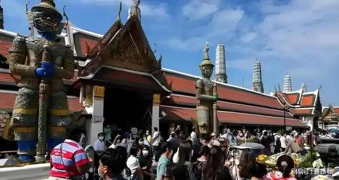 全面失控:跌落神坛的美式潮牌